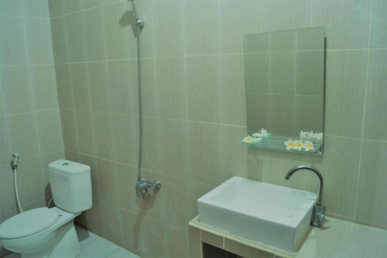 Oyo Flagship 91237 Ratu Guest House Kedunganan Zewnętrze zdjęcie